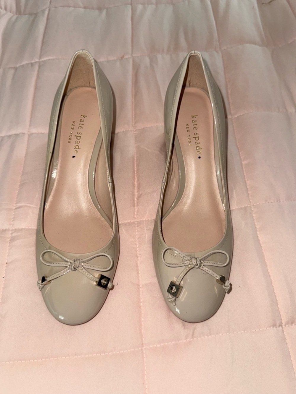 Kate Spade Bev Bow patent leather block heel shoes in the color Tusk Sz 6B